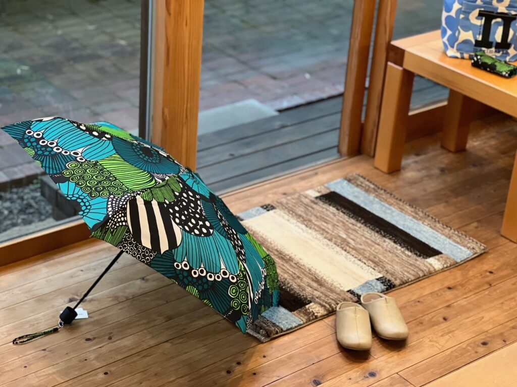 マリメッコの折り畳み傘で楽しく梅雨を乗り切る！